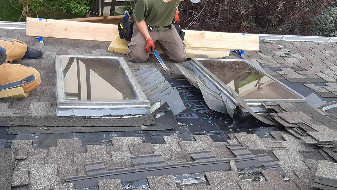 Replacing an old skylight unit